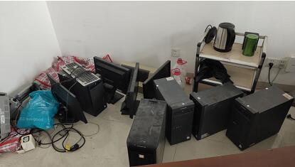 關(guān)于報(bào)廢電腦、驗(yàn)鈔機(jī)、課桌椅、多媒體設(shè)備及報(bào)刊架等學(xué)校資產(chǎn)處置的公告